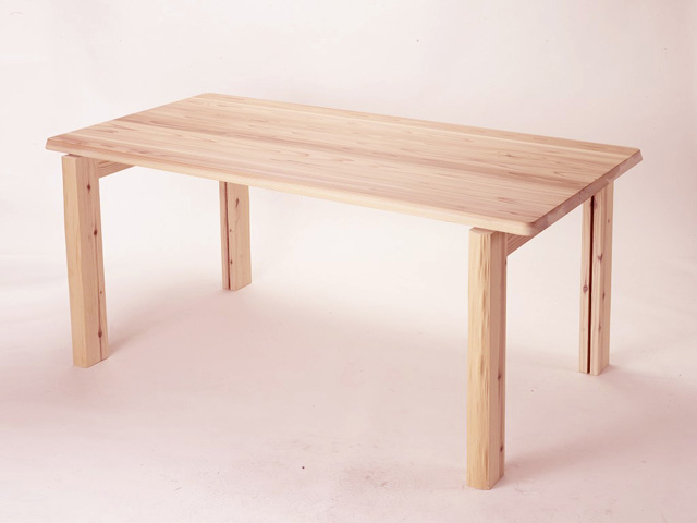 天板に杉、脚部分には北山丸太を使用したダイニングテーブル※「イマトコ」：コクヨファニチャー製品