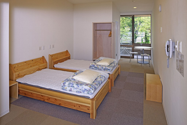 杉のフレームに北山丸太をデザイン的に使用したベッド※宇多野ユースホステル提供